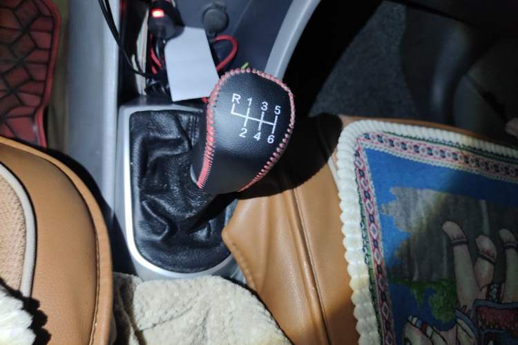 Used Hyundai Verna (older generation) 2010 Sedan 1.4L Manual Comfort GS Gear Lever