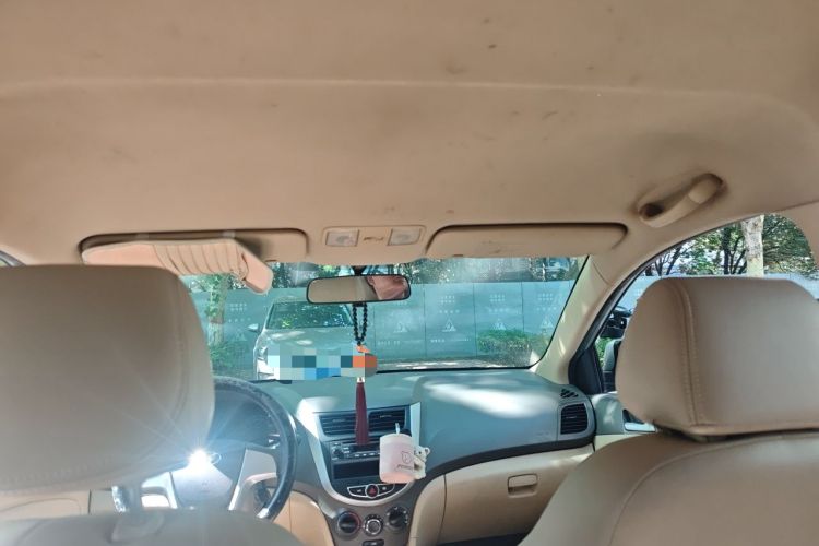 Used Hyundai Verna (older generation) 2010 Sedan 1.4L Manual Standard GL Model Headliner