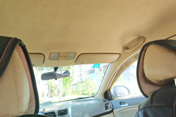 Used Hyundai Verna (older generation) 2010 Sedan 1.4L Manual Comfort GS Headliner