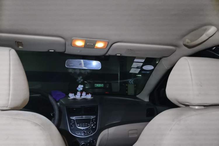 Used Hyundai Verna (older generation) 2010 Sedan 1.4L Manual Standard GL Model Headliner