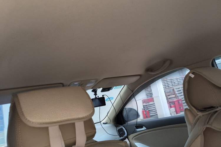 Used Hyundai Verna (older generation) 2010 Sedan 1.4L Manual Comfort GS Headliner