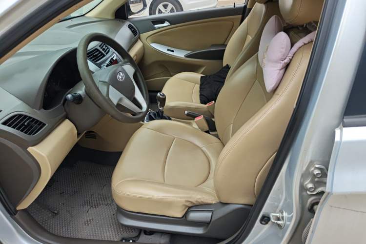 Used Hyundai Verna (older generation) 2010 Sedan 1.4L Manual Comfort GS Left Front Seat