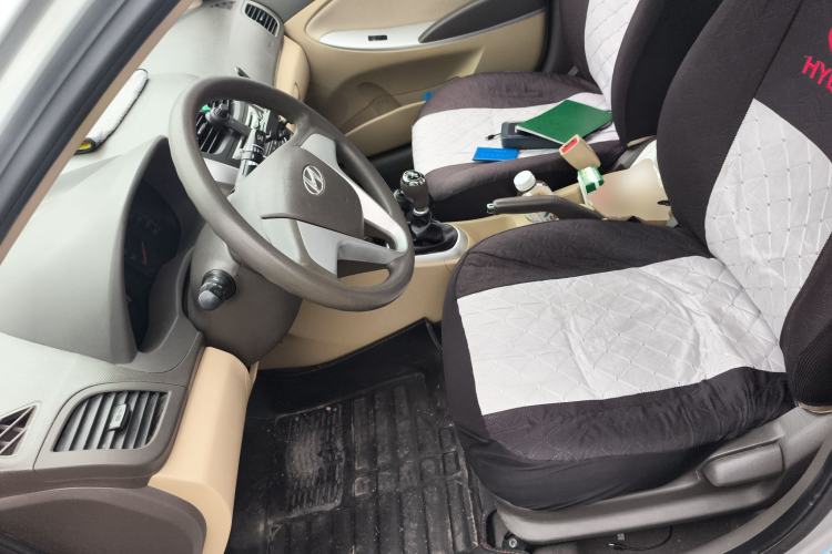Used Hyundai Verna (older generation) 2010 Sedan 1.4L Manual Comfort GS Left Front Seat