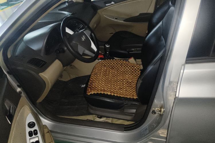 Used Hyundai Verna (older generation) 2010 Sedan 1.4L Manual Comfort GS Left Front Seat