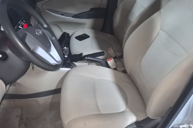 Used Hyundai Verna (older generation) 2010 Sedan 1.4L Manual Comfort GS Left Front Seat
