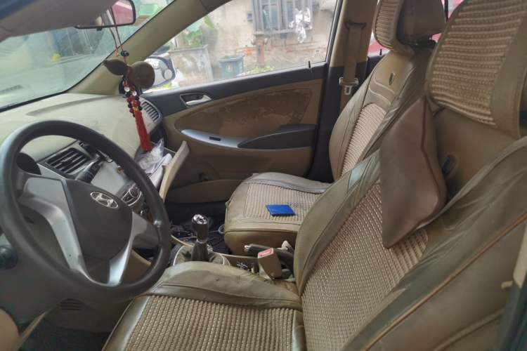 Used Hyundai Verna (older generation) 2010 Sedan 1.4L Manual Comfort GS Left Front Seat