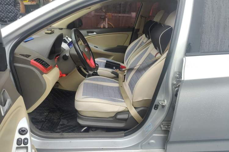 Used Hyundai Verna (older generation) 2010 Sedan 1.4L Manual Comfort GS Left Front Seat