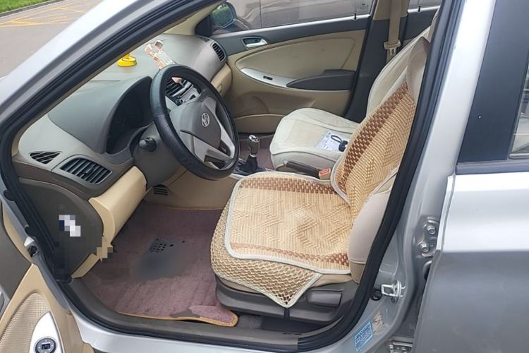Used Hyundai Verna (older generation) 2010 Sedan 1.4L Manual Comfort GS Left Front Seat