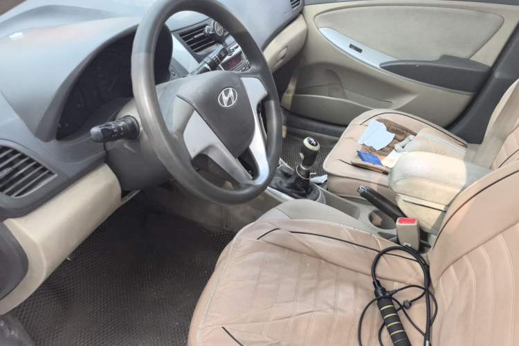 Used Hyundai Verna (older generation) 2010 Sedan 1.4L Manual Comfort GS Left Front Seat