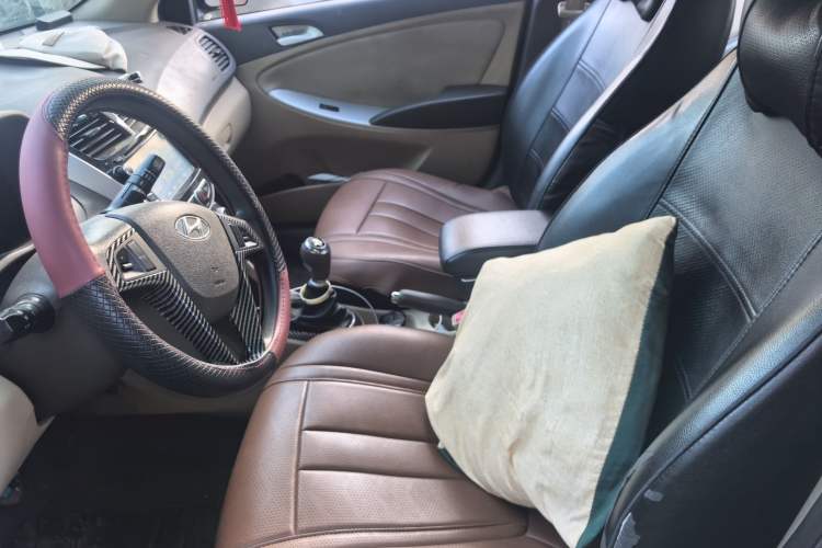 Used Hyundai Verna (older generation) 2010 Sedan 1.4L Manual Comfort GS Left Front Seat