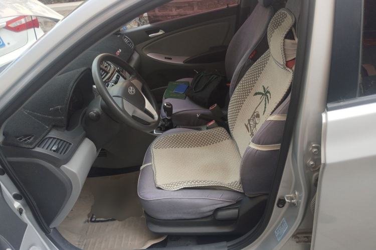 Used Hyundai Verna (older generation) 2010 Sedan 1.4L Manual Comfort GS Left Front Seat