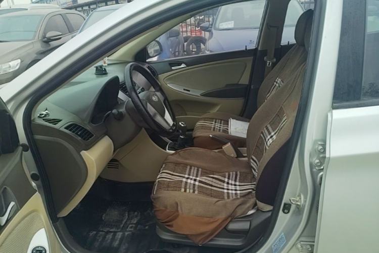 Used Hyundai Verna (older generation) 2010 Sedan 1.4L Manual Comfort GS Left Front Seat