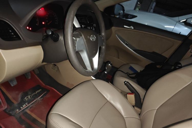 Used Hyundai Verna (older generation) 2010 Sedan 1.4L Manual Comfort GS Left Front Seat