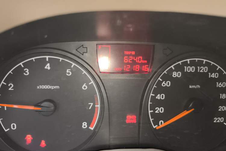Used Hyundai Verna (older generation) 2010 Sedan 1.4L Manual Comfort GS Odometer Close Up