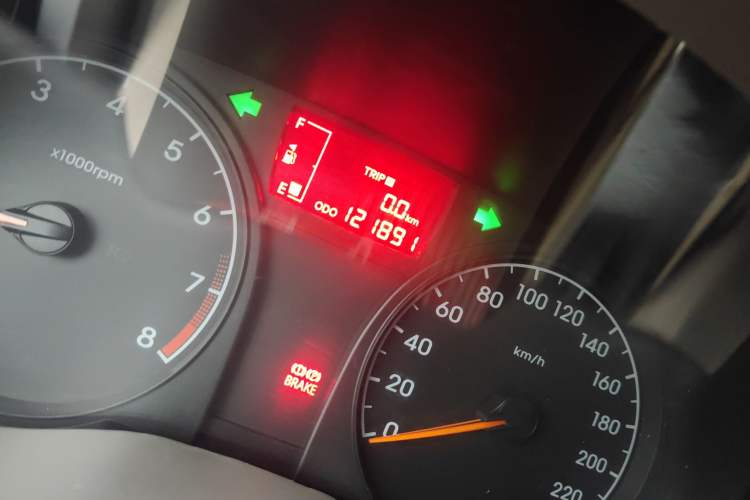 Used Hyundai Verna (older generation) 2010 Sedan 1.4L Manual Comfort GS Odometer Close Up