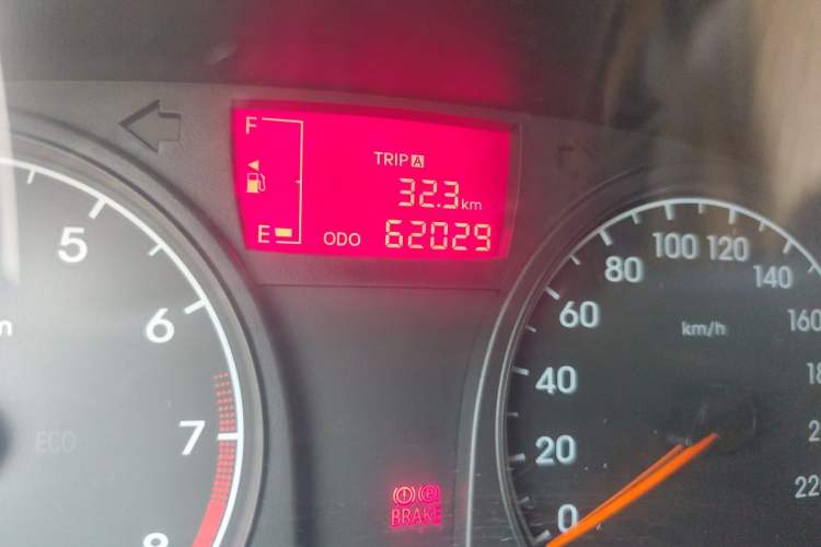 Used Hyundai Verna (older generation) 2010 Sedan 1.4L Manual Comfort GS Odometer Close Up