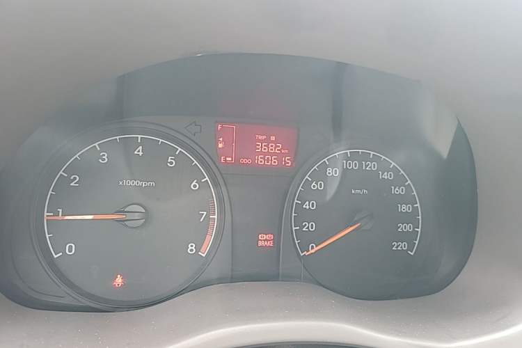 Used Hyundai Verna (older generation) 2010 Sedan 1.4L Manual Comfort GS Odometer Close Up