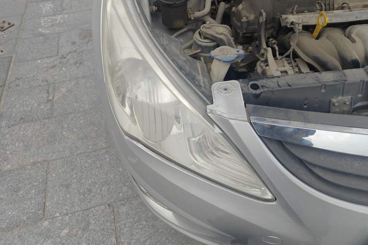 Used Hyundai Verna (older generation) 2010 Sedan 1.4L Automatic Fashionable GT Model Right Front Headlight