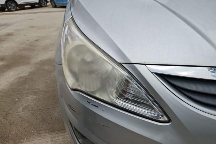 Used Hyundai Verna (older generation) 2010 Sedan 1.4L Manual Comfort GS Right Front Headlight