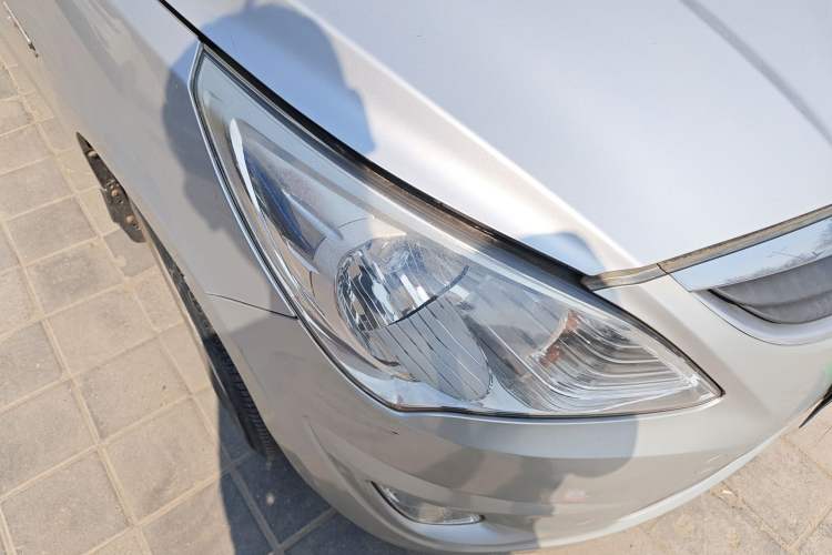 Used Hyundai Verna (older generation) 2010 Sedan 1.4L Manual Comfort GS Right Front Headlight