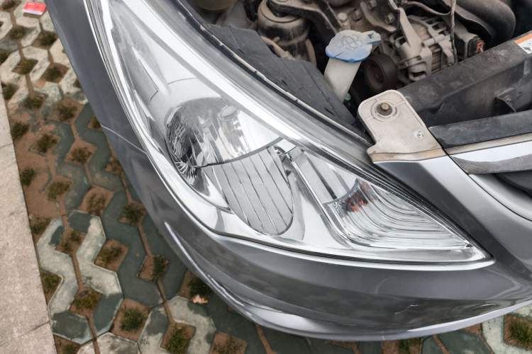 Used Hyundai Verna (older generation) 2010 Sedan 1.4L Manual Comfort GS Right Front Headlight