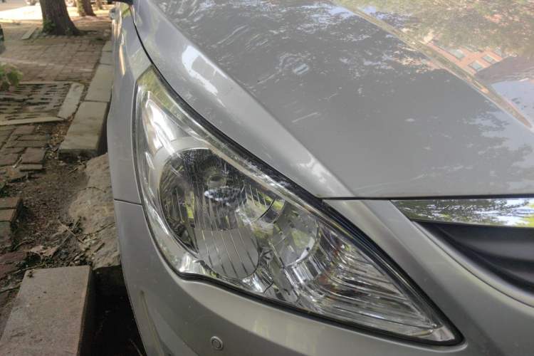 Used Hyundai Verna (older generation) 2010 Sedan 1.4L Automatic Fashionable GT Model Right Front Headlight