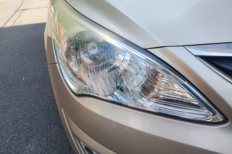 Used Hyundai Verna (older generation) 2010 Sedan 1.4L Automatic Fashionable GT Model Right Front Headlight