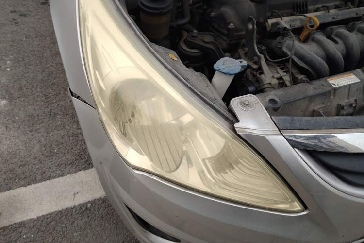 Used Hyundai Verna (older generation) 2010 Sedan 1.4L Manual Standard GL Model Right Front Headlight
