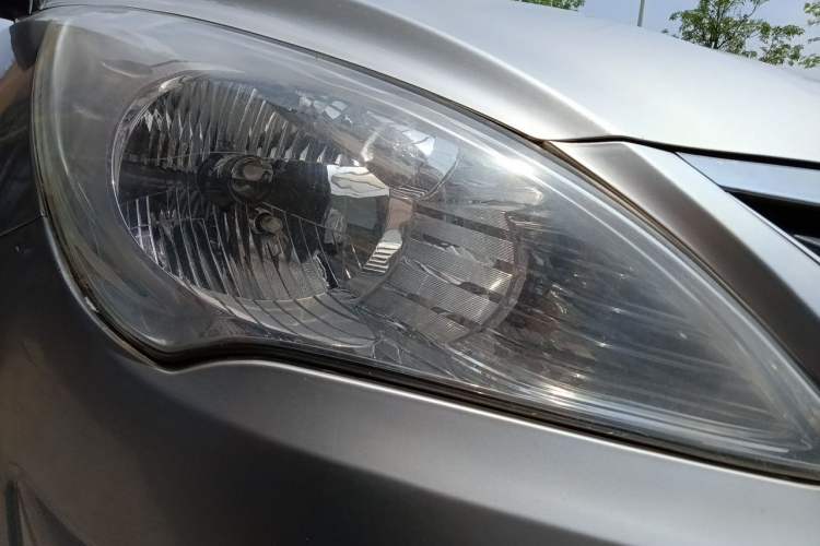 Used Hyundai Verna (older generation) 2010 Sedan 1.4L Manual Standard GL Model Right Front Headlight