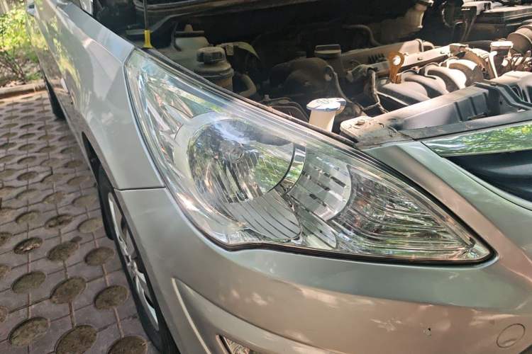 Used Hyundai Verna (older generation) 2010 Sedan 1.4L Manual Standard GL Model Right Front Headlight