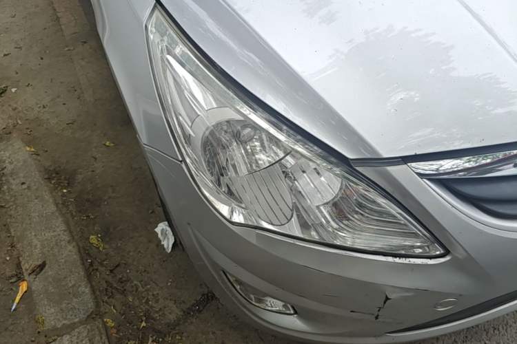 Used Hyundai Verna (older generation) 2010 Sedan 1.4L Automatic Fashionable GT Model Right Front Headlight