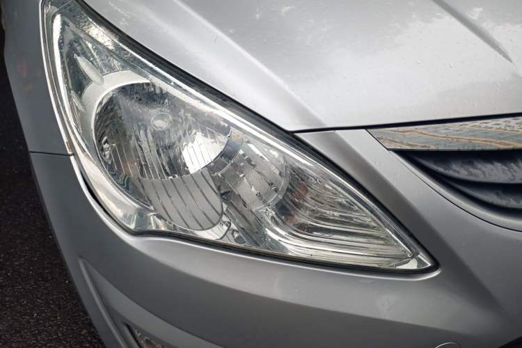 Used Hyundai Verna (older generation) 2010 Sedan 1.4L Manual Comfort GS Right Front Headlight