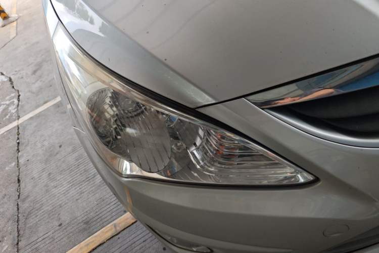 Used Hyundai Verna (older generation) 2010 Sedan 1.4L Automatic Comfort Model GS Right Front Headlight