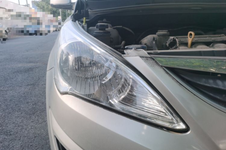 Used Hyundai Verna (older generation) 2010 Sedan 1.4L Manual Standard GL Model Right Front Headlight