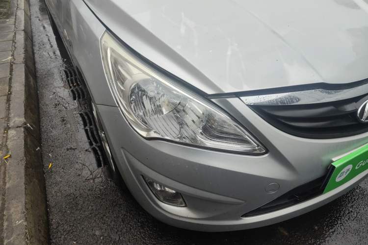 Used Hyundai Verna (older generation) 2010 Sedan 1.4L Manual Comfort GS Right Front Headlight