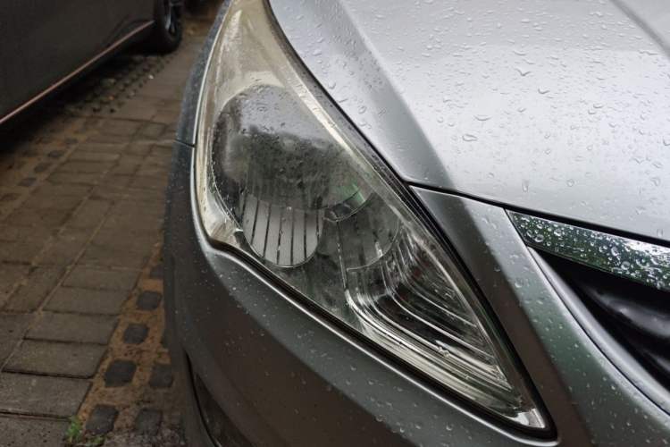 Used Hyundai Verna (older generation) 2010 Sedan 1.4L Automatic Fashionable GT Model Right Front Headlight