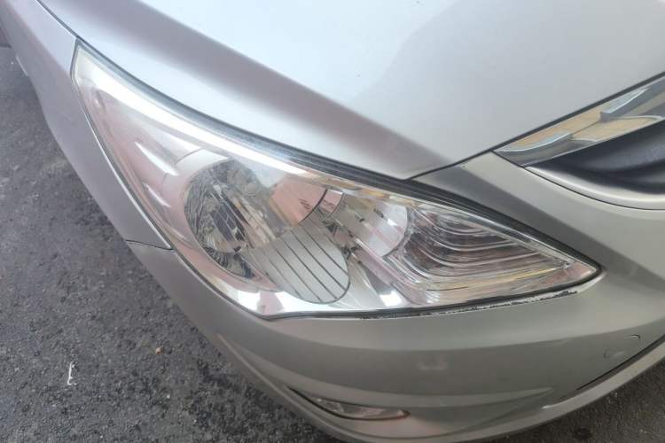 Used Hyundai Verna (older generation) 2010 Sedan 1.4L Manual Comfort GS Right Front Headlight