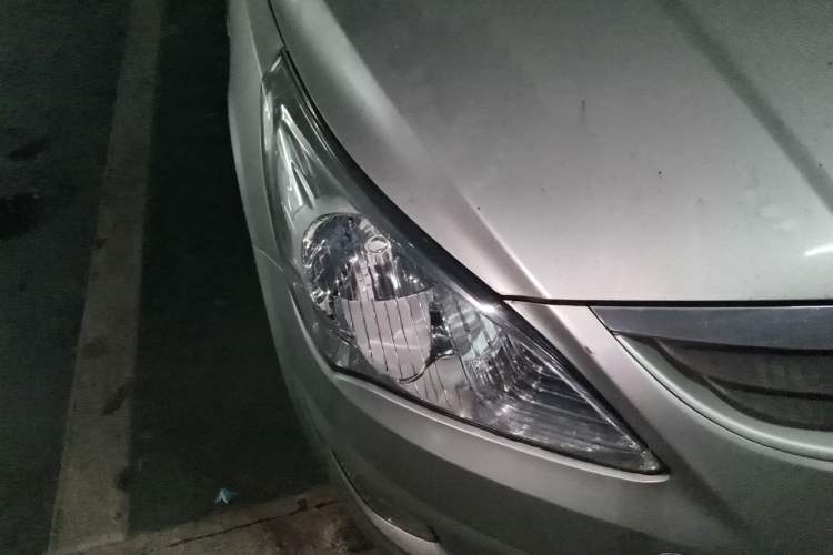 Used Hyundai Verna (older generation) 2010 Sedan 1.4L Manual Standard GL Model Right Front Headlight