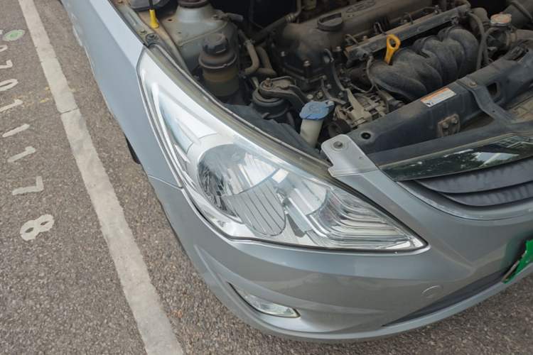 Used Hyundai Verna (older generation) 2010 Sedan 1.4L Manual Comfort GS Right Front Headlight