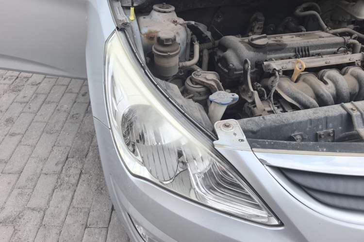 Used Hyundai Verna (older generation) 2010 Sedan 1.4L Manual Comfort GS Right Front Headlight