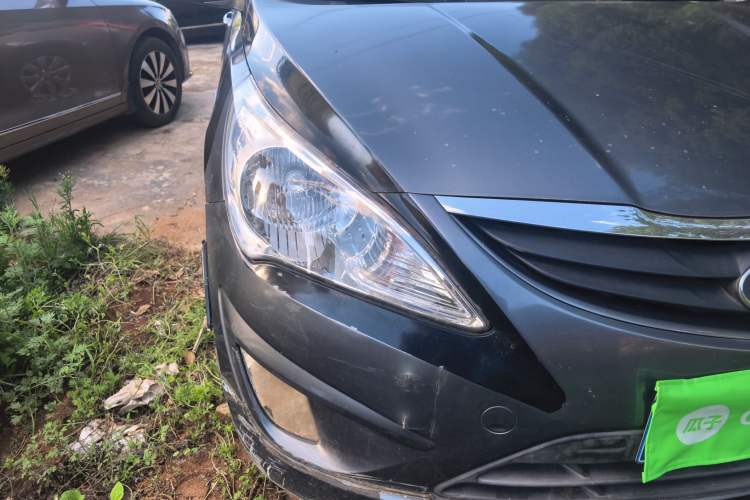Used Hyundai Verna (older generation) 2010 Sedan 1.4L Manual Comfort GS Right Front Headlight