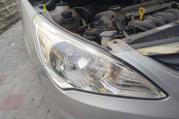 Used Hyundai Verna (older generation) 2010 Sedan 1.4L Manual Comfort GS Right Front Headlight