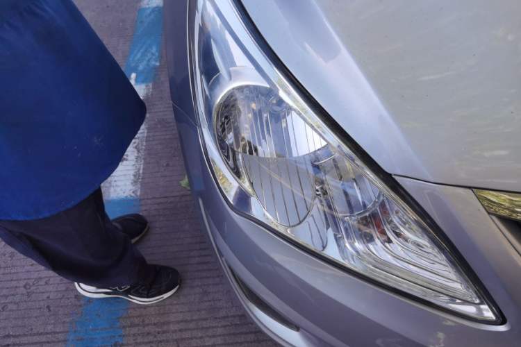 Used Hyundai Verna (older generation) 2010 Sedan 1.4L Automatic Fashionable GT Model Right Front Headlight
