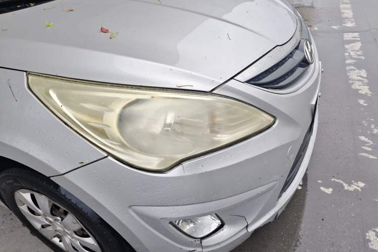 Used Hyundai Verna (older generation) 2010 Sedan 1.4L Manual Comfort GS Right Front Headlight