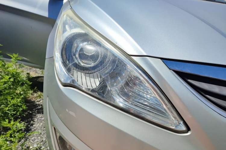 Used Hyundai Verna (older generation) 2010 Sedan 1.4L Automatic Fashionable GT Model Right Front Headlight