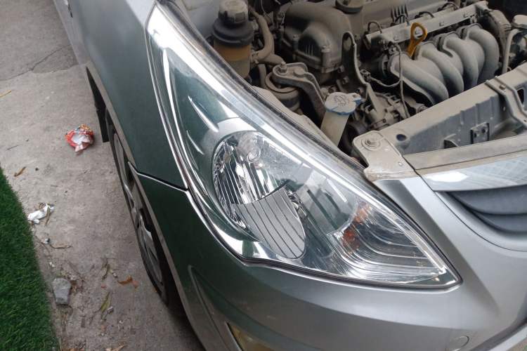 Used Hyundai Verna (older generation) 2010 Sedan 1.4L Manual Standard GL Model Right Front Headlight