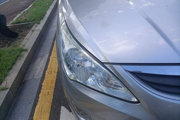 Used Hyundai Verna (older generation) 2010 Sedan 1.4L Automatic Fashionable GT Model Right Front Headlight