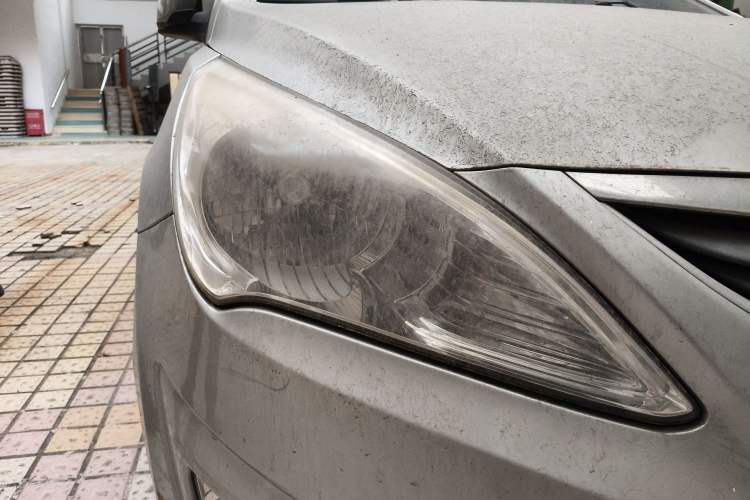 Used Hyundai Verna (older generation) 2010 Sedan 1.4L Manual Comfort GS Right Front Headlight