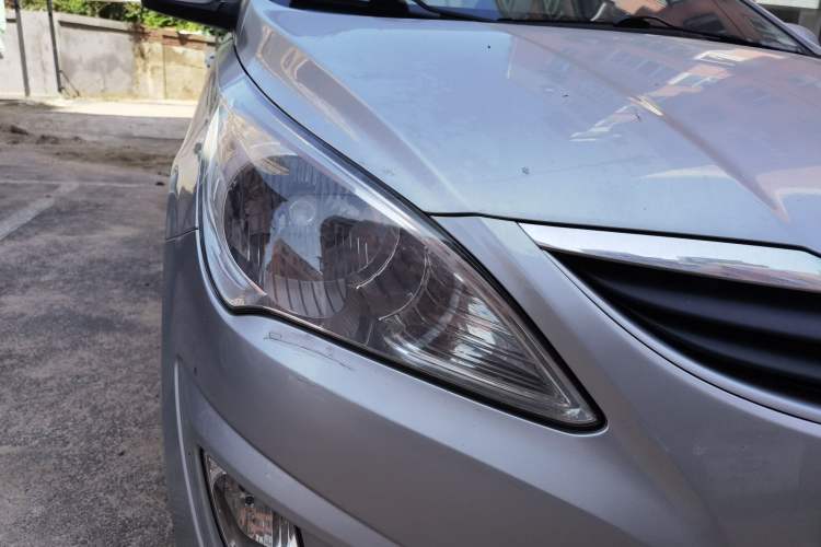 Used Hyundai Verna (older generation) 2010 Sedan 1.4L Manual Comfort GS Right Front Headlight