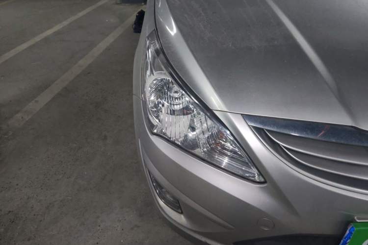 Used Hyundai Verna (older generation) 2010 Sedan 1.4L Manual Luxury GLS Trim Right Front Headlight